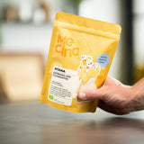 Eine Hand greift nach der Kaffeetüte Ayana von Mocino in einer modernen Küche