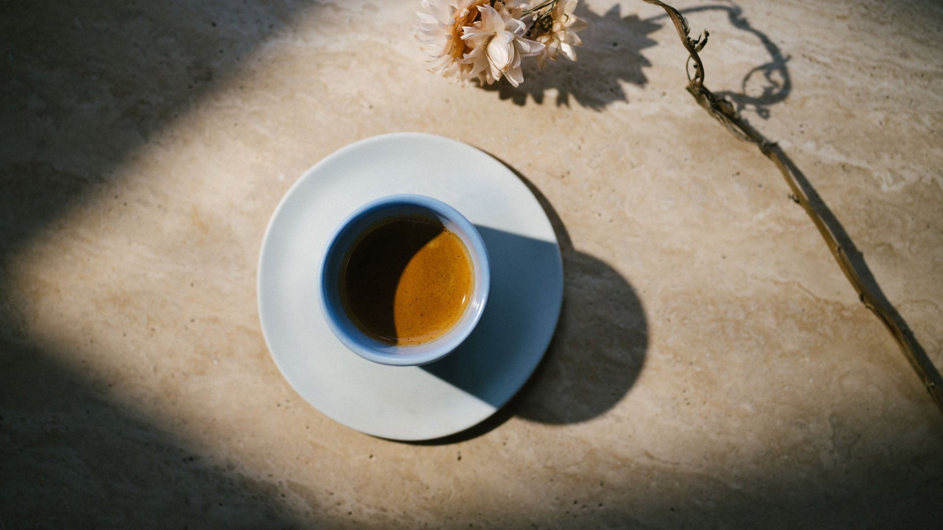 Espreeso in einer hellblauen Espressotasse