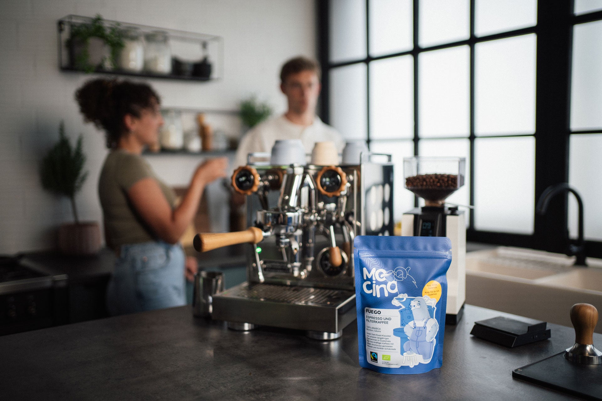 Fuego_Dark Roast Kaffee_in einer modernen Küche an einer Siebträgermaschine