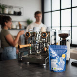 Fuego_Dark Roast Kaffee_in einer modernen Küche an einer Siebträgermaschine